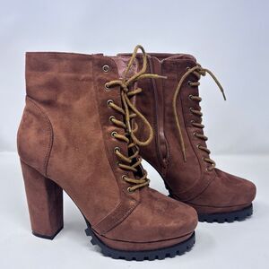 It’s Brown lace-up ankle boots size 11